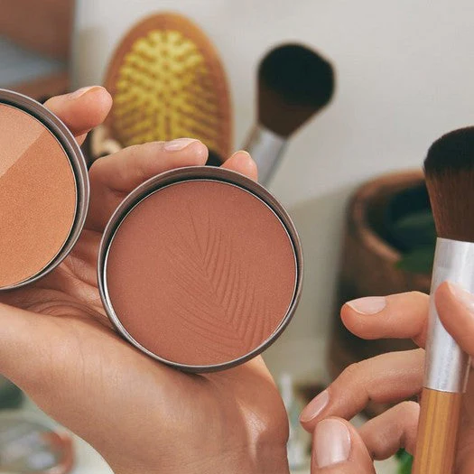 Coconut Bronze Glistening Glow Powder - Image 6